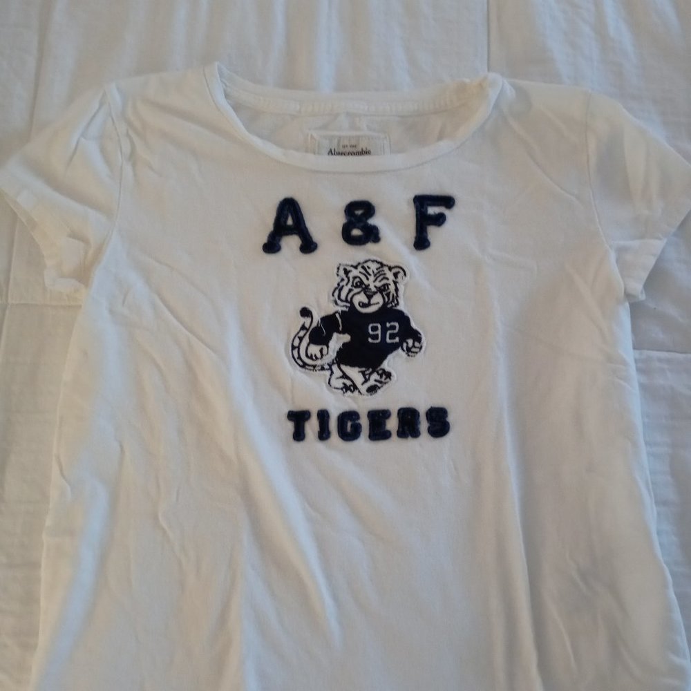 Amercrombie & Fitch cute tee